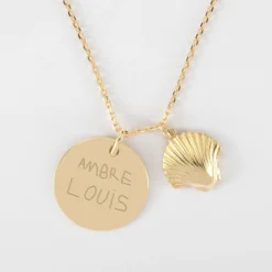 New HappyBulle Pendentif personnalisé médaille gravée plaqué or 19 mm et breloque coquillage coque 13 mm