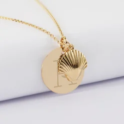 New HappyBulle Pendentif personnalisé médaille gravée plaqué or 19 mm et breloque coquillage coque 13 mm