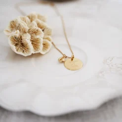 Sale HappyBulle Pendentif personnalisé médaille gravée plaqué or 19 mm et breloque coquillage cauri 10 mm Plaqué or 18k