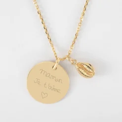 Sale HappyBulle Pendentif personnalisé médaille gravée plaqué or 19 mm et breloque coquillage cauri 10 mm Plaqué or 18k