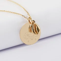 Sale HappyBulle Pendentif personnalisé médaille gravée plaqué or 19 mm et breloque coquillage cauri 10 mm Plaqué or 18k