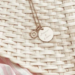 Online HappyBulle Pendentif personnalisé médaille gravée plaqué or 19 mm et breloque soleil 10 mm Plaqué or 18k