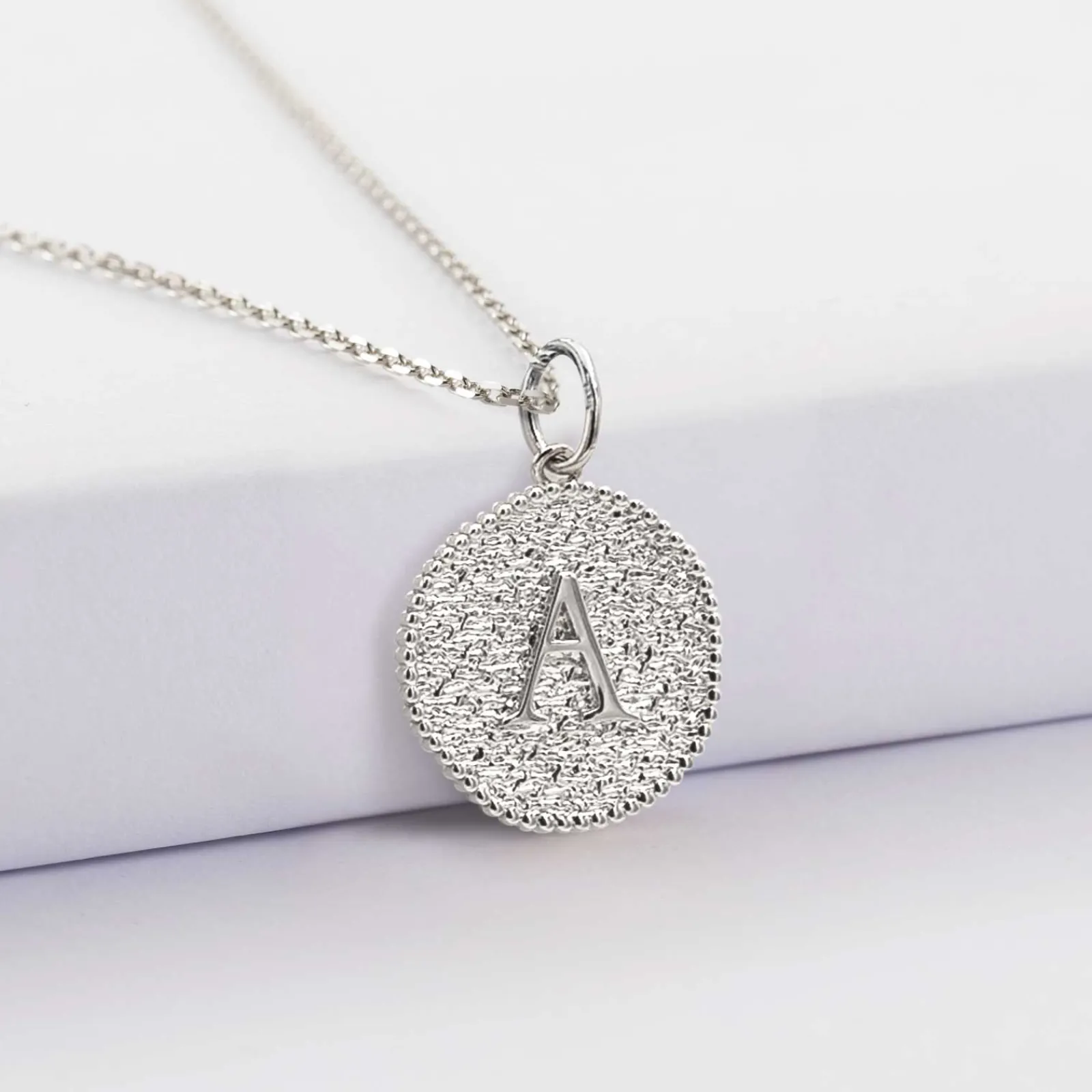 New HappyBulle Pendentif personnalisé médaille gravée argent lettre initiale texturée 14 mm Argent rhodié 925