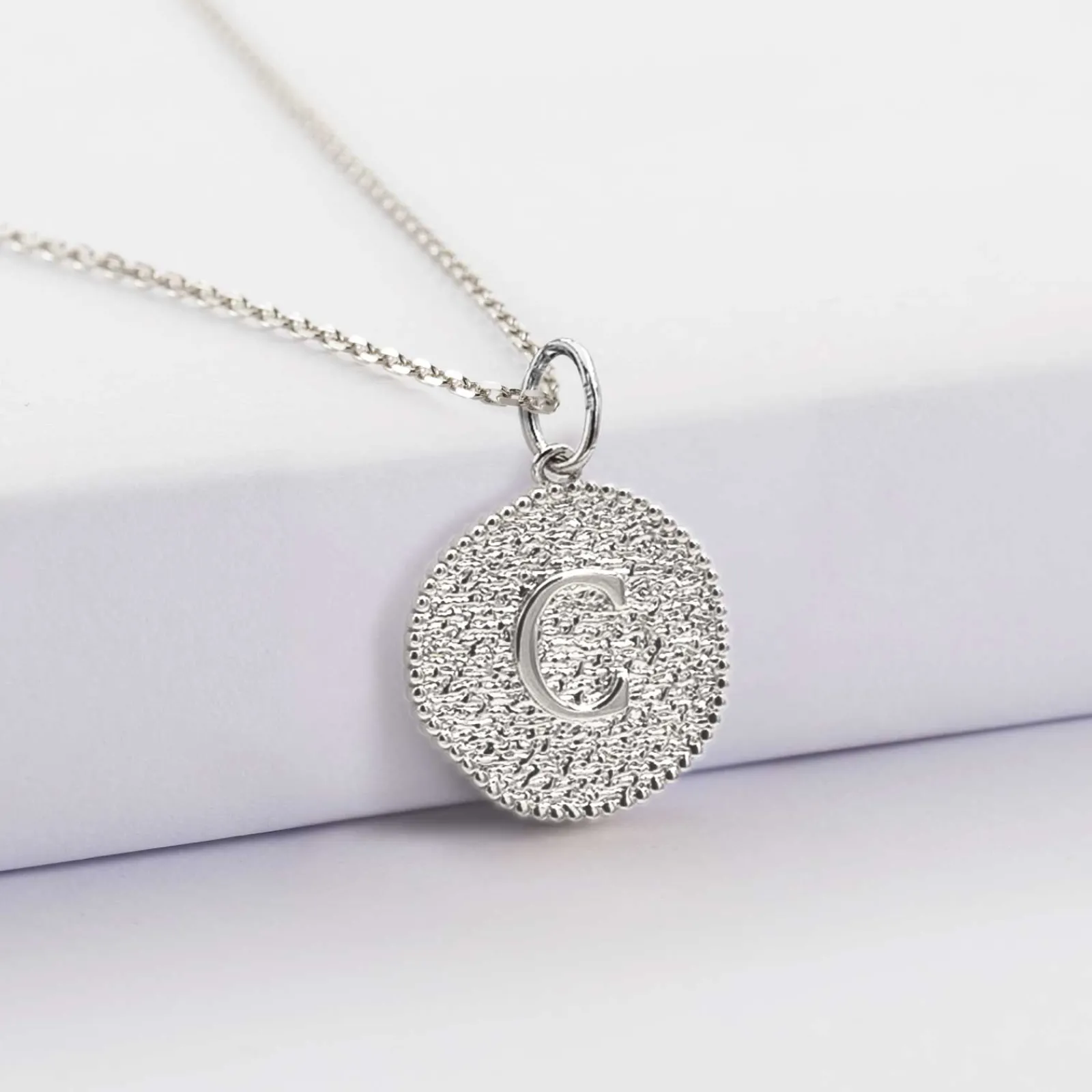 New HappyBulle Pendentif personnalisé médaille gravée argent lettre initiale texturée 14 mm Argent rhodié 925