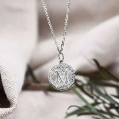 New HappyBulle Pendentif personnalisé médaille gravée argent lettre initiale texturée 14 mm Argent rhodié 925
