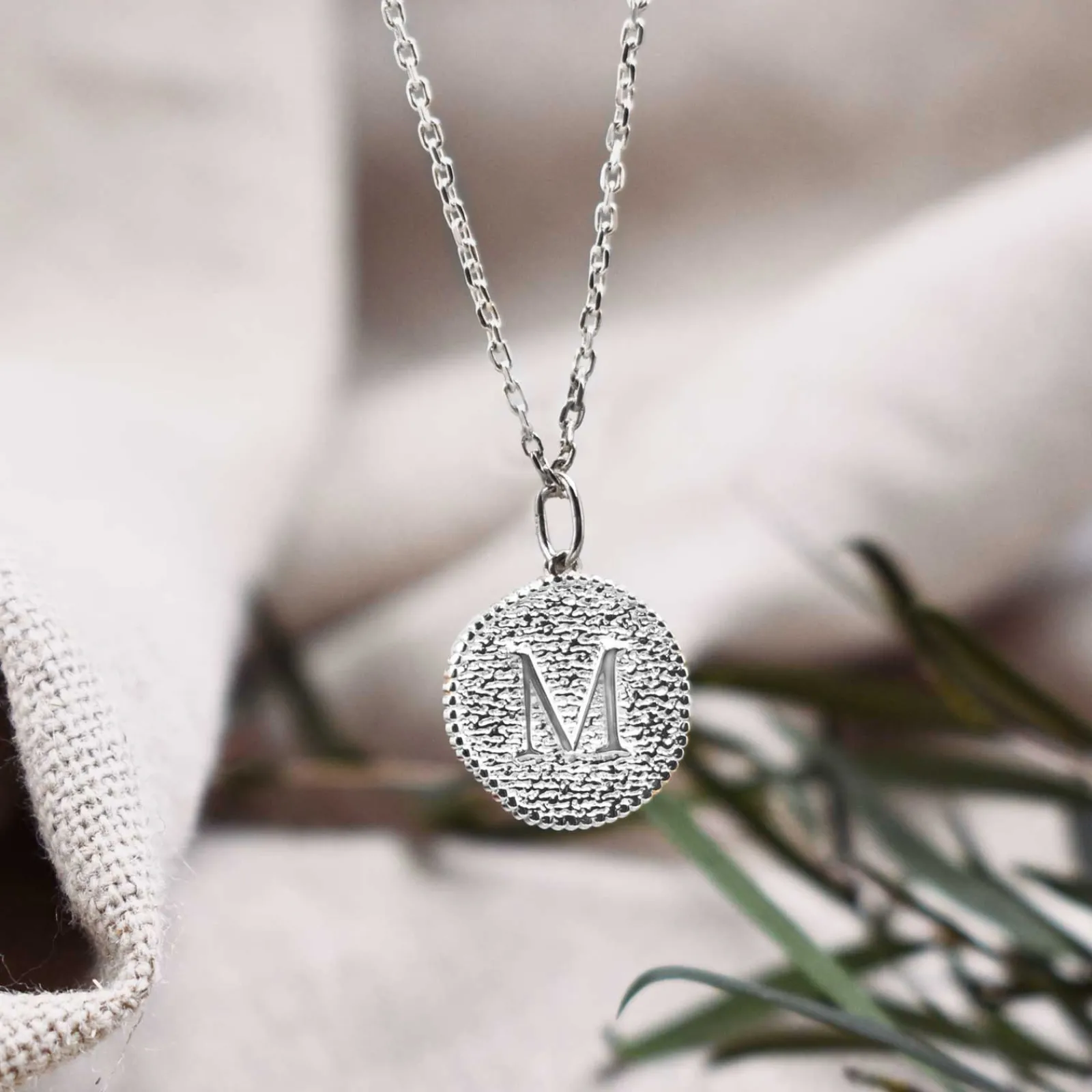 New HappyBulle Pendentif personnalisé médaille gravée argent lettre initiale texturée 14 mm Argent rhodié 925