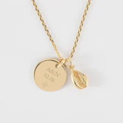 New HappyBulle Pendentif personnalisé médaille gravée plaqué or 15 mm et breloque coquillage cauri 10 mm Plaqué or 18k