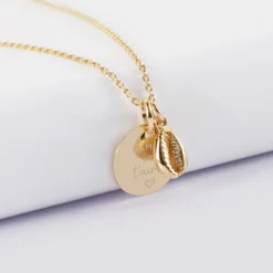 New HappyBulle Pendentif personnalisé médaille gravée plaqué or 15 mm et breloque coquillage cauri 10 mm Plaqué or 18k