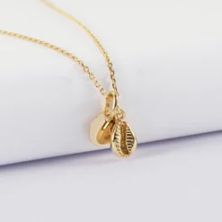 Best HappyBulle Pendentif personnalisé médaille gravée plaqué or 10 mm et breloque coquillage cauri 10 mm