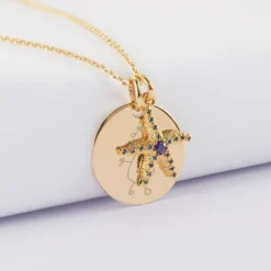 Sale HappyBulle Pendentif personnalisé médaille gravée plaqué or 19 mm et breloque étoile de mer scintillante zircons bleus 15 mm