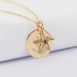 Sale HappyBulle Pendentif personnalisé médaille gravée plaqué or 19 mm et breloque étoile de mer scintillante zircons bleus 15 mm