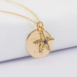 Sale HappyBulle Pendentif personnalisé médaille gravée plaqué or 19 mm et breloque étoile de mer scintillante zircons bleus 15 mm