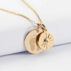 Sale HappyBulle Pendentif personnalisé médaille gravée plaqué or 19 mm et breloque soleil scintillant 14 mm Plaqué or 18k