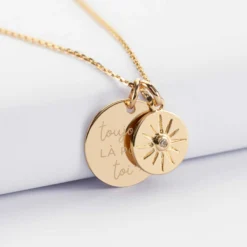 Sale HappyBulle Pendentif personnalisé médaille gravée plaqué or 19 mm et breloque soleil scintillant 14 mm Plaqué or 18k