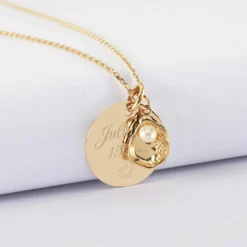 Outlet HappyBulle Pendentif personnalisé médaille gravée plaqué or 19 mm et breloque coquillage perle blanche