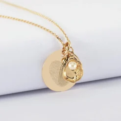 Outlet HappyBulle Pendentif personnalisé médaille gravée plaqué or 19 mm et breloque coquillage perle blanche