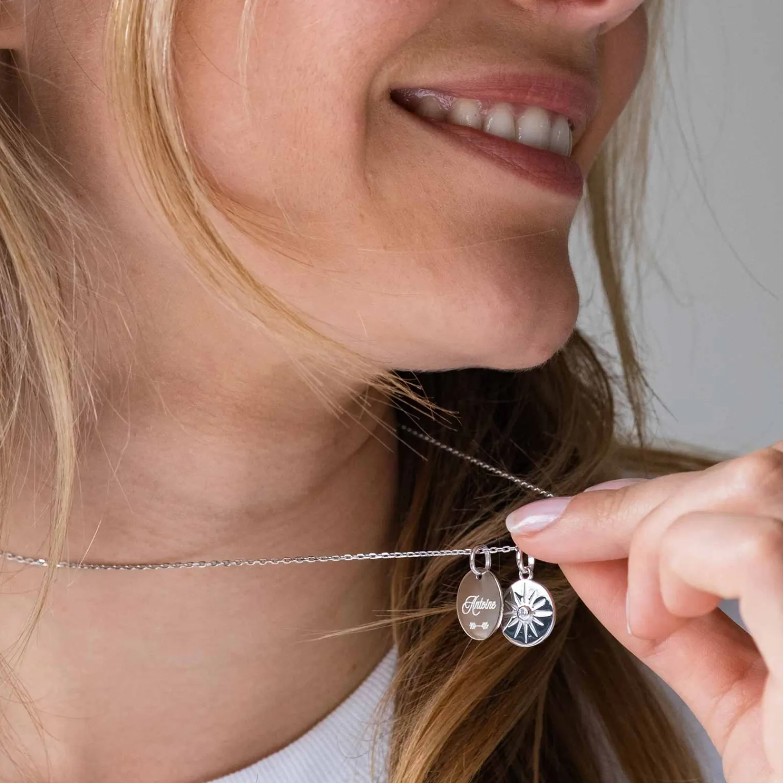 New HappyBulle Pendentif personnalisé médaille gravée argent 15 mm et breloque soleil scintillant 14 mm Argent rhodié 925
