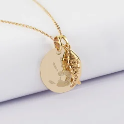 Outlet HappyBulle Pendentif personnalisé médaille gravée plaqué or 19 mm et breloque poisson articulé 15 mm