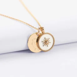 Outlet HappyBulle Pendentif personnalisé médaille gravée plaqué or 15 mm et breloque soleil 14 mm Email blanc