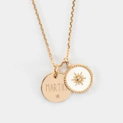 Outlet HappyBulle Pendentif personnalisé médaille gravée plaqué or 15 mm et breloque soleil 14 mm Email blanc
