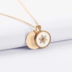 Outlet HappyBulle Pendentif personnalisé médaille gravée plaqué or 15 mm et breloque soleil 14 mm Email blanc