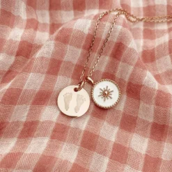 Outlet HappyBulle Pendentif personnalisé médaille gravée plaqué or 15 mm et breloque soleil 14 mm Email blanc