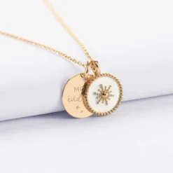 Outlet HappyBulle Pendentif personnalisé médaille gravée plaqué or 15 mm et breloque soleil 14 mm Email blanc
