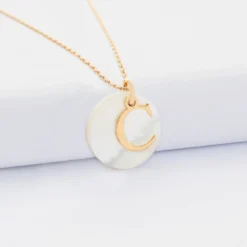 Sale HappyBulle Pendentif personnalisé médaille plaqué or lettre initiale 14 mm et médaille nacre 19 mm message caché gravé Plaqué or 18k
