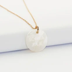 Sale HappyBulle Pendentif personnalisé médaille plaqué or lettre initiale 14 mm et médaille nacre 19 mm message caché gravé Plaqué or 18k