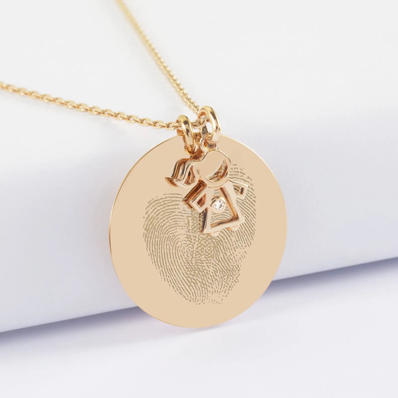 Clearance HappyBulle Pendentif personnalisé médaille gravée plaqué or 27 mm et breloque petite fille zircon 12 mm Plaqué or 18k