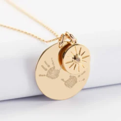 Best HappyBulle Pendentif personnalisé médaille gravée plaqué or 27 mm et breloque soleil scintillant 14 mm Plaqué or 18k