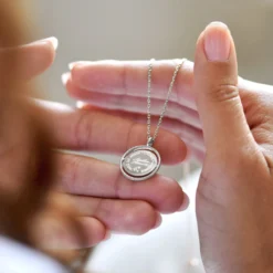 HappyBulle Pendentif personnalisé médaille réversible contour tressé Eternelle gravée argent 18 mm - x Capucine Argent rhodié 925