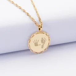 Sale HappyBulle Pendentif personnalisé médaille vintage dentelée gravée plaqué or 17 mm Plaqué or 18k