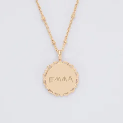 Sale HappyBulle Pendentif personnalisé médaille vintage dentelée gravée plaqué or 17 mm Plaqué or 18k