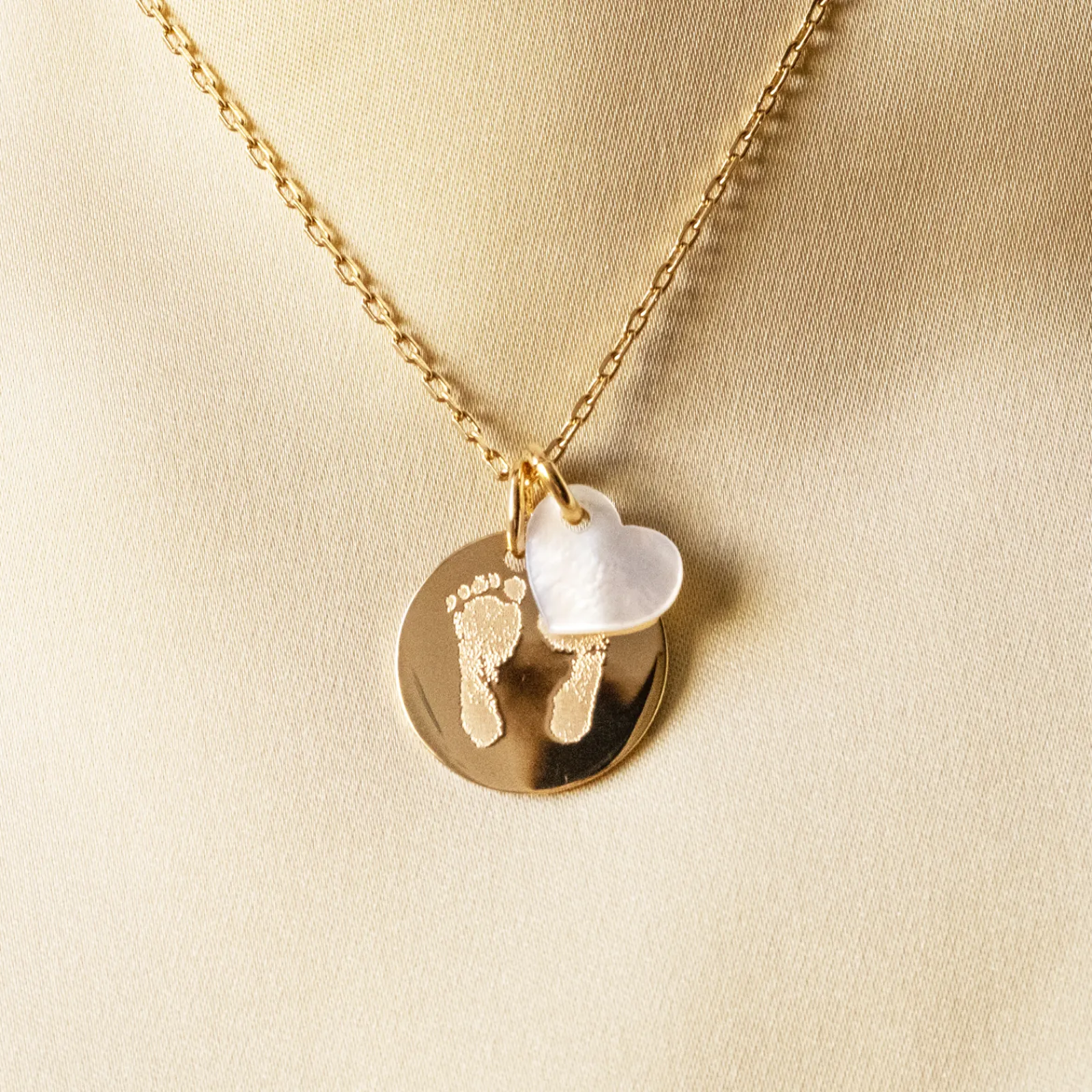 Best HappyBulle Pendentif personnalisé médaille gravée plaqué or 19 mm et breloque nacre 10 mm Plaqué or 18k