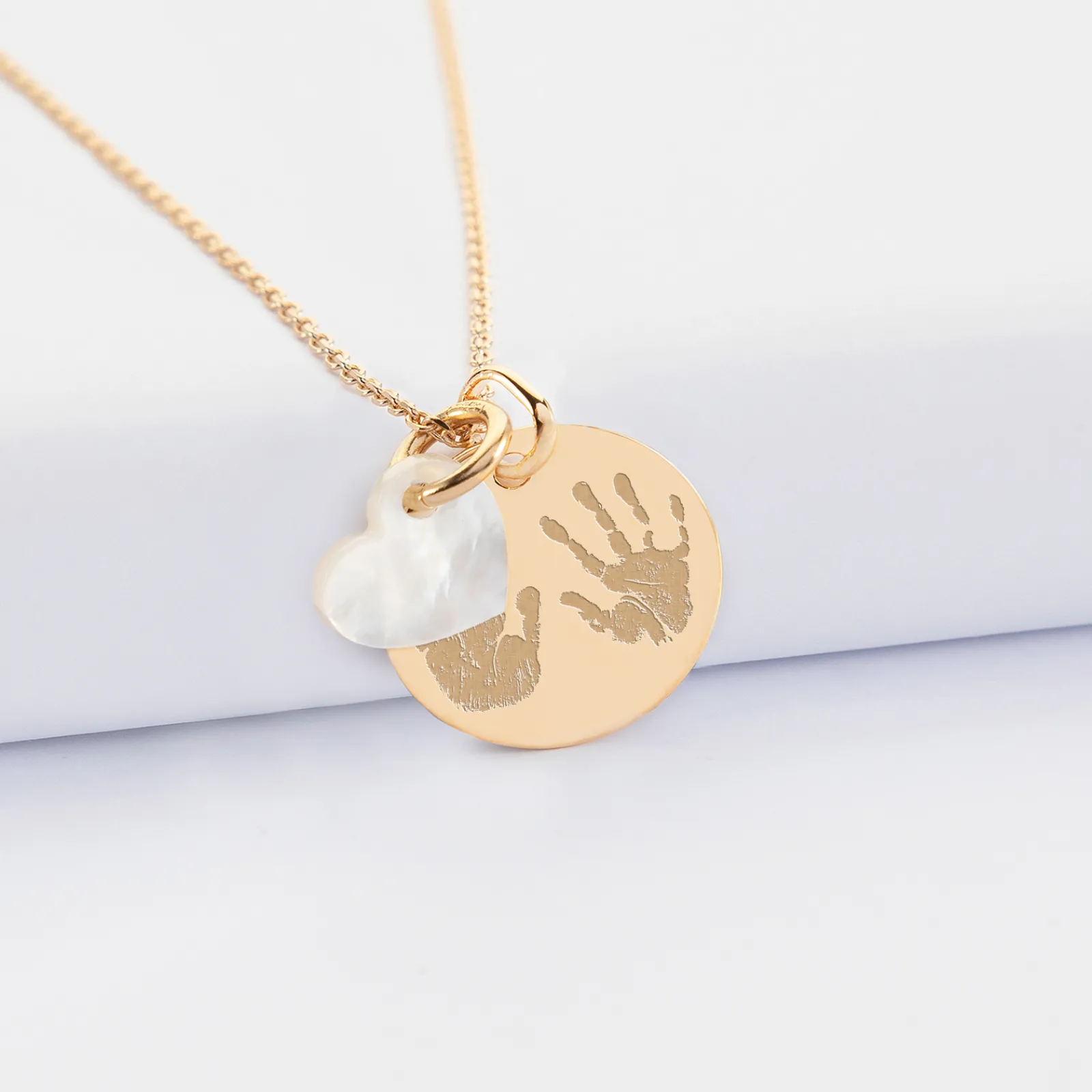 Best HappyBulle Pendentif personnalisé médaille gravée plaqué or 19 mm et breloque nacre 10 mm Plaqué or 18k