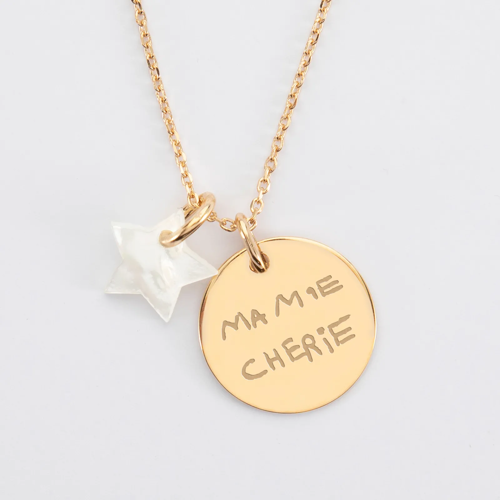 Best HappyBulle Pendentif personnalisé médaille gravée plaqué or 19 mm et breloque nacre 10 mm Plaqué or 18k