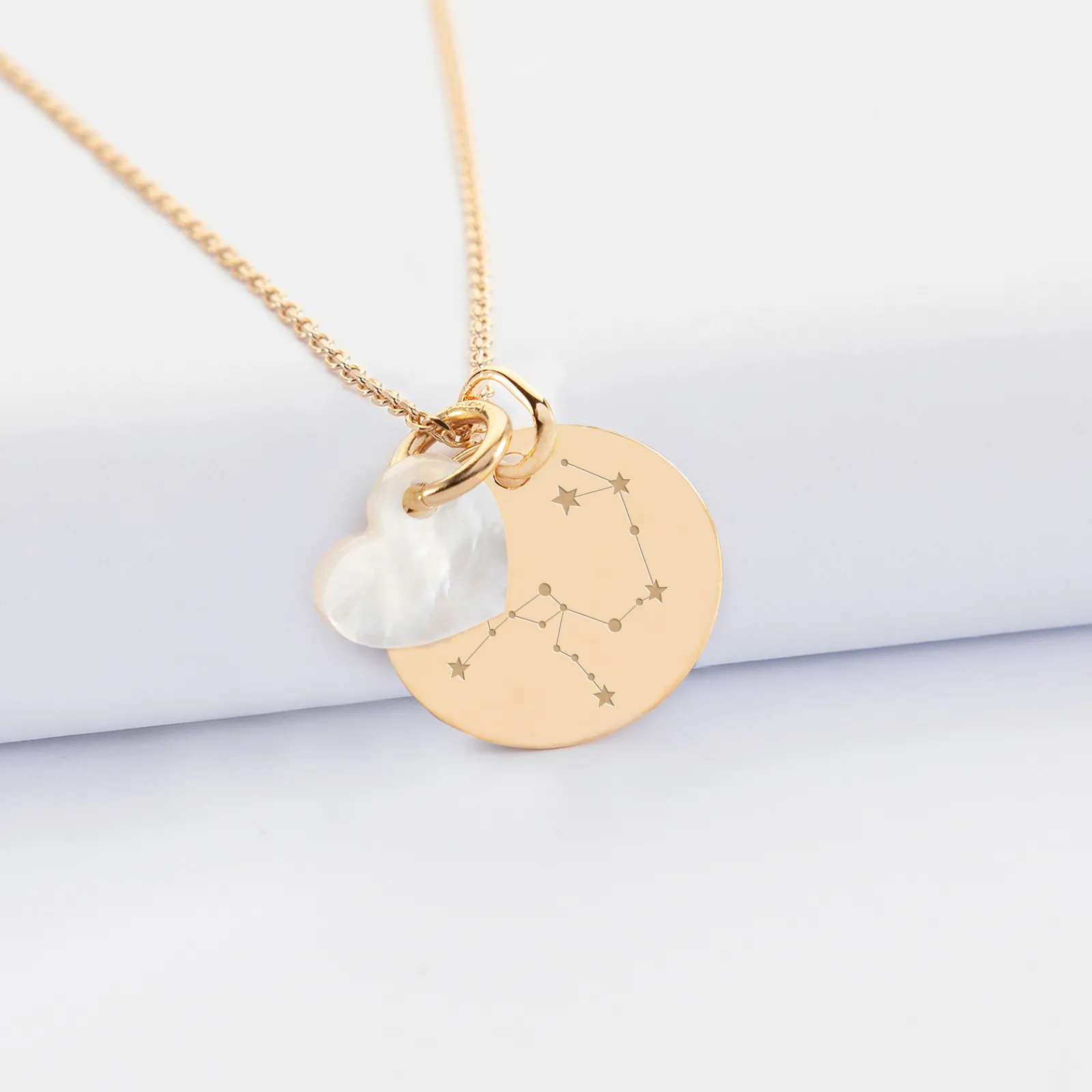 Best HappyBulle Pendentif personnalisé médaille gravée plaqué or 19 mm et breloque nacre 10 mm Plaqué or 18k
