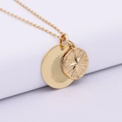 Sale HappyBulle Pendentif personnalisé médaille gravée plaqué or 19 mm et breloque rose des vents texturée 14 mm Plaqué or 18k