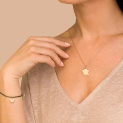 Sale HappyBulle Pendentif personnalisé prénom médaille gravée plaqué or étoile 20x20 mm Plaqué or 18k
