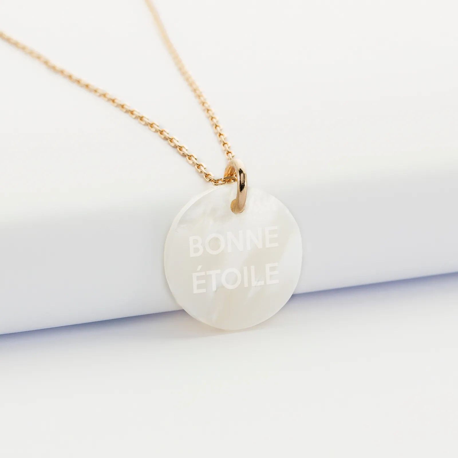 HappyBulle Pendentif plaqué or personnalisé médaille gravée nacre 19 mm