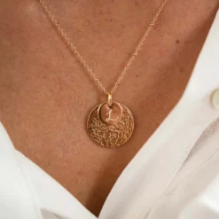 New HappyBulle Pendentif réversible personnalisé double médailles martelées gravées plaqué or 10 mm et 19 mm Plaqué or 18k