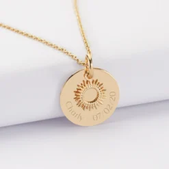 Sale HappyBulle Pendentif réversible personnalisé médaille gravée plaqué or 19 mm et breloque soleil 10 mm Plaqué or 18k