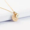 Online HappyBulle Pendentif Témoin personnalisé médaille gravée plaqué or 15 mm et breloque perle nacre 10 mm