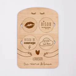 Online HappyBulle Planche "réserve de bisous" personnalisée bois gravé 15x10 cm