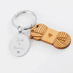 New HappyBulle Porte clé personnalisé médaille gravée ovale acier et breloque bois pelote de laine