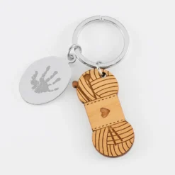 New HappyBulle Porte clé personnalisé médaille gravée ovale acier et breloque bois pelote de laine