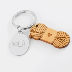 New HappyBulle Porte clé personnalisé médaille gravée ovale acier et breloque bois pelote de laine