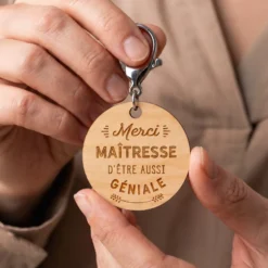 Outlet HappyBulle Porte-clés gravé bois médaille ronde 50 mm - Edition spéciale "Merci Maîtresse"