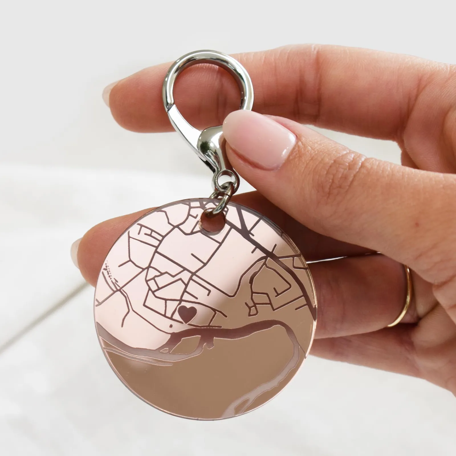 Sale HappyBulle Porte-clés personnalisé gravé acrylique gold médaille ronde 50 mm "Géo map" Miroir rose